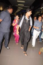 Akshay kumar snapped at the airport in Mumbai on 9th Nov 2012 (6).JPG
